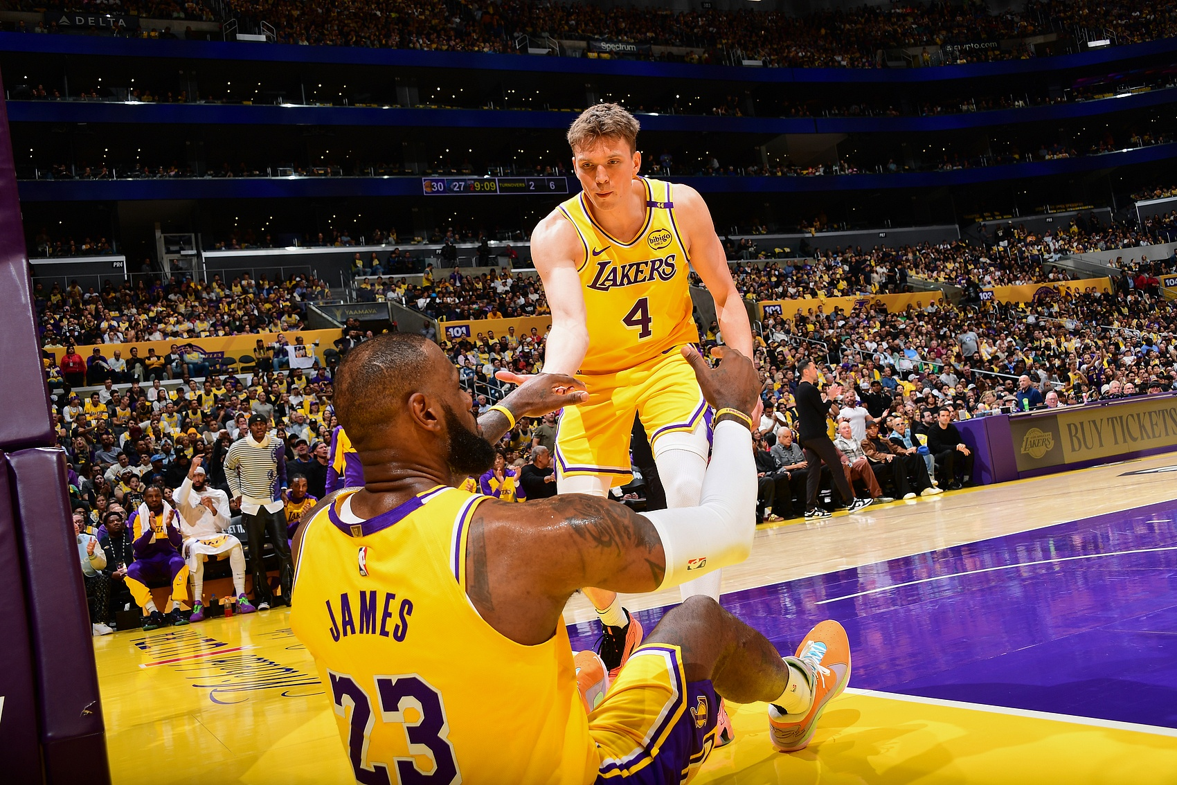 詹姆斯带领湖人大胜马刺，继续豪取五连胜的简单介绍